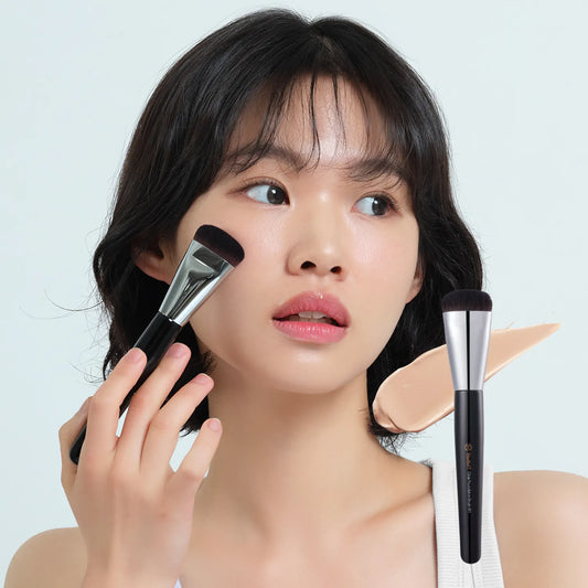 STUDIO 17 Glide Foundation Brush 411