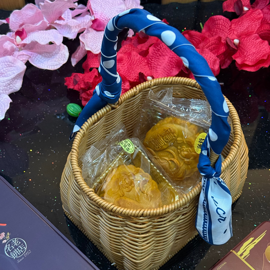 Basket sample with mooncake