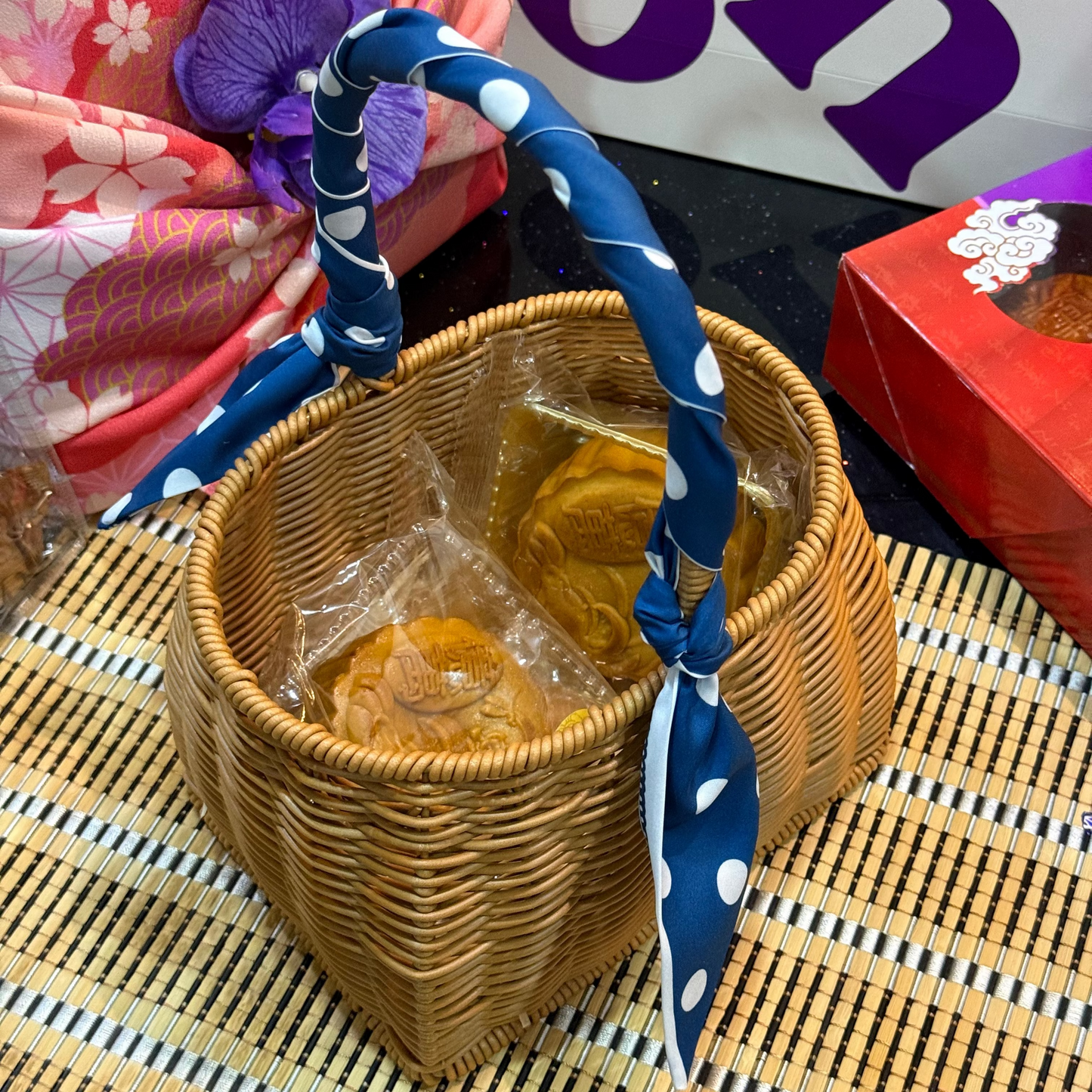 basket with mooncake sample