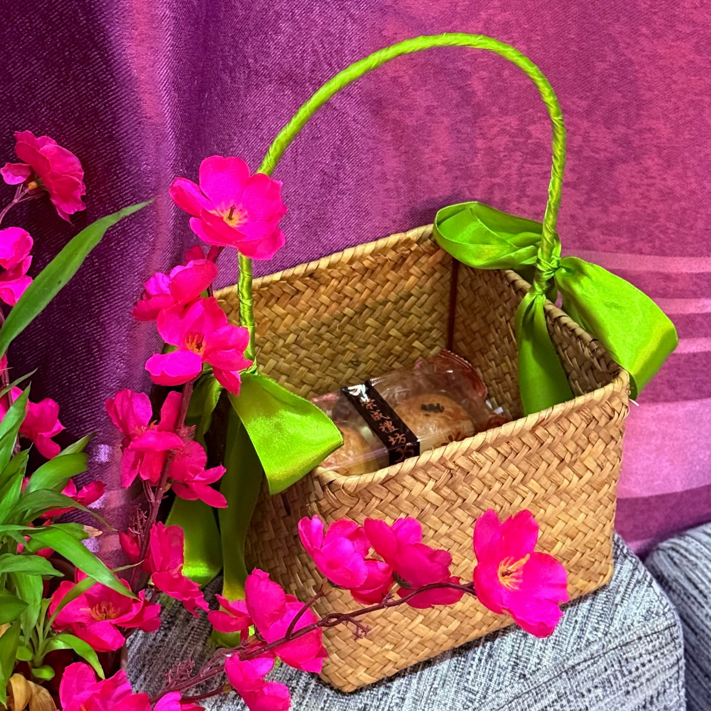 basket with mooncake sample