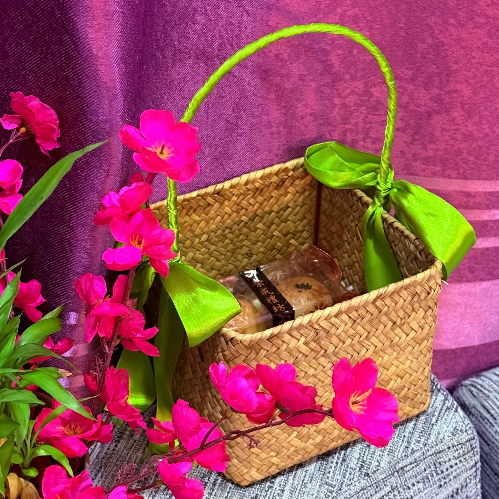 basket with mooncake sample